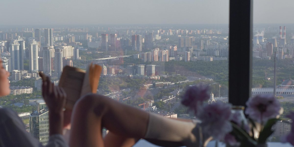 Capturing the aspirational lifestyle associated with luxury real estate in Dubai.