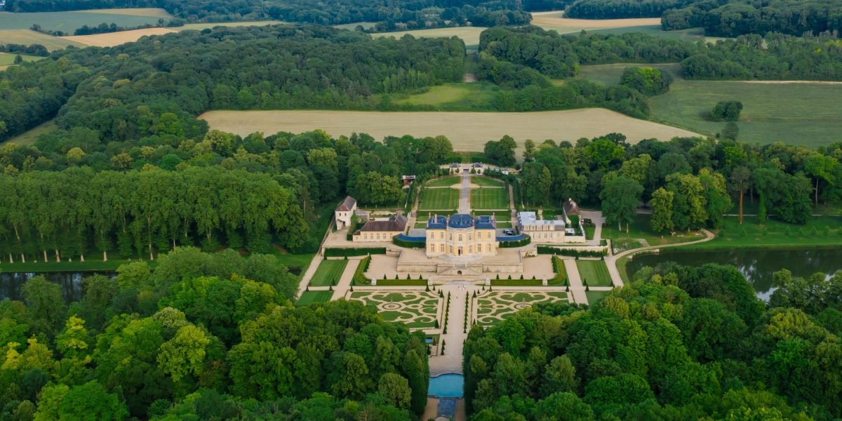 Experience the grandeur of a luxurious estate with vast open spaces, embodying privacy and exclusivity in New Jersey.
